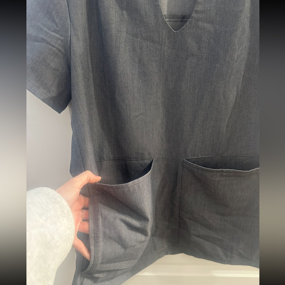 FIGS Graphite V Neck Scrub Top 4 Pocket Relaxed Fit Size Small EUC - Picture 4 of 7